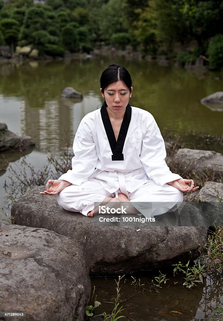 Mulher asiática meditating - Foto de stock de Adulto royalty-free