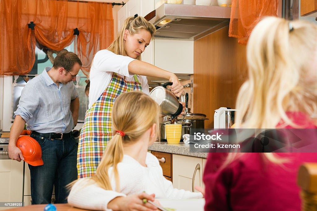 Petit-déjeuner rapide en journée - Photo de Famille libre de droits