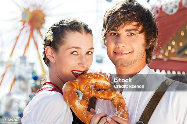 Foto de Casal Em Tracht Em Dult Ou Oktoberfest e mais fotos de stock de Casal - Casal, Comer, Comida