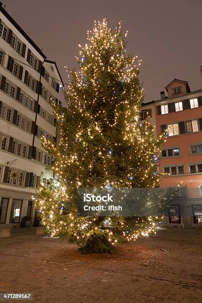 Árbol De Navidadweinplatz Zurich Todavía Después De Fiesta De Año Nuevo De 2011 Foto de stock y más banco de imágenes de Acontecimiento