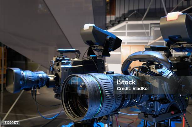 Telecamere In Televisione Tv Studio - Fotografie stock e altre immagini di Affari finanza e industria - Affari finanza e industria, Ambientazione interna, Attrezzatura