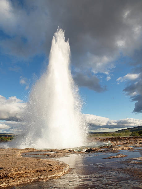 istock Strokkur Geysir Erupting 471290359