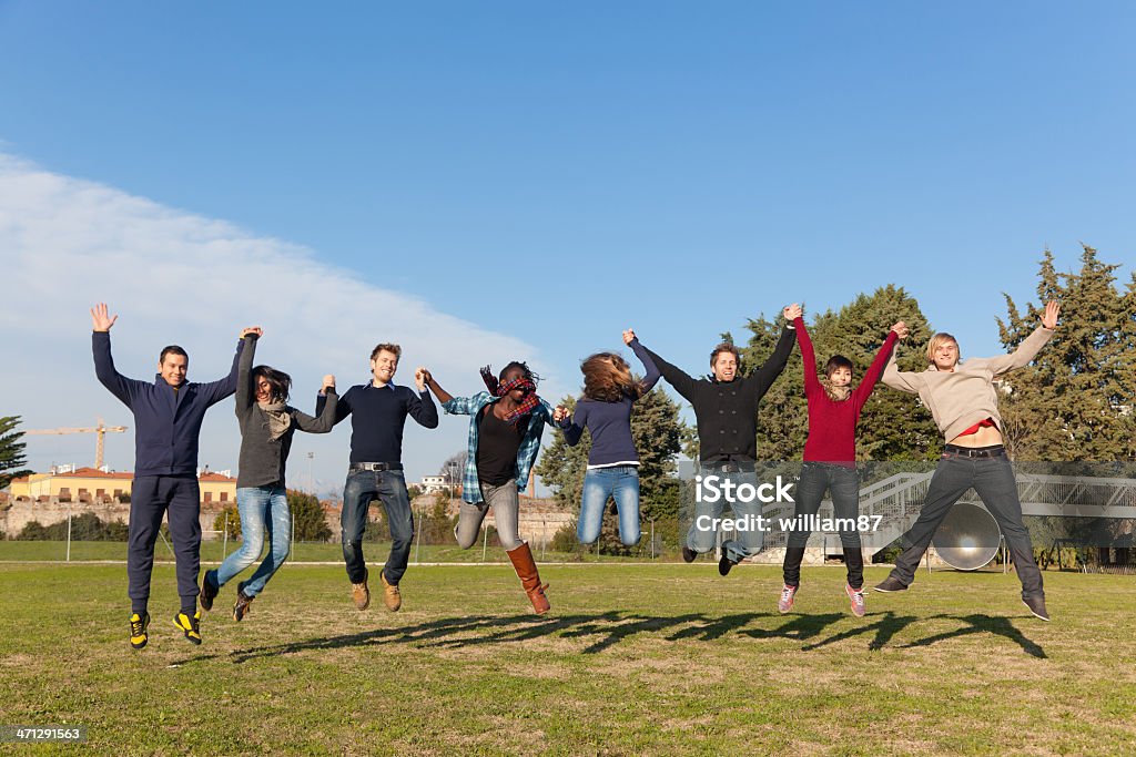 Groupe d'étudiants de collège heureux de sauter dans le parc - Photo de Ethnies du Moyen-Orient libre de droits