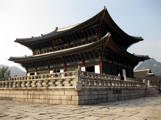 geunjeongjeon trône hall, le palais de gyeongbokgung, seoul - gyeongbokgung palace stone palace monument photos et images de collection