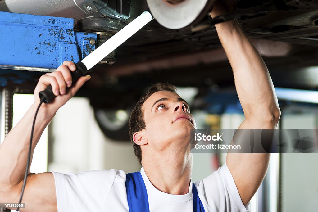 Coche en taller mecánico - Foto de stock de Bajos de un vehículo libre de derechos