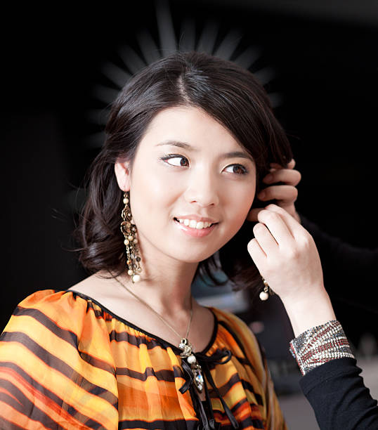 biżuteria sklepów - jewelry shopping asian ethnicity luxury zdjęcia i obrazy z banku zdjęć