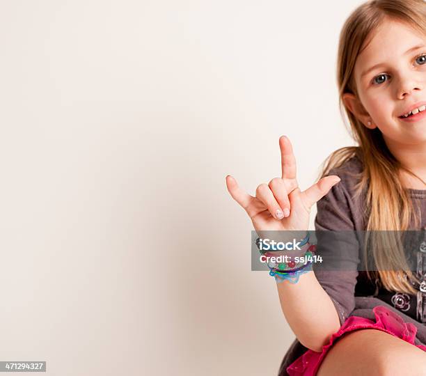 Kleines Mädchen Mit Schild Für I Love You Stockfoto und mehr Bilder von Gebärdensprache - Gebärdensprache, Kind, Mädchen