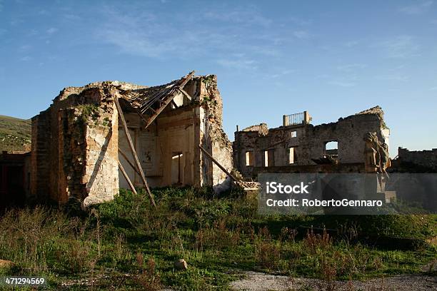 Eartquake Рублей — стоковые фотографии и другие картинки Большой город - Большой город, Уничтоженный, Флора