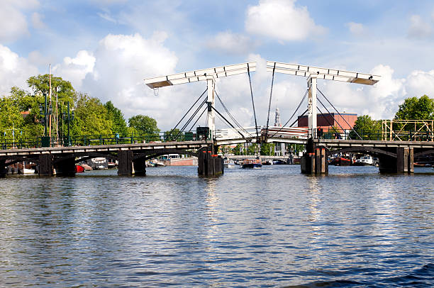 amsterdam - magere brug photos et images de collection