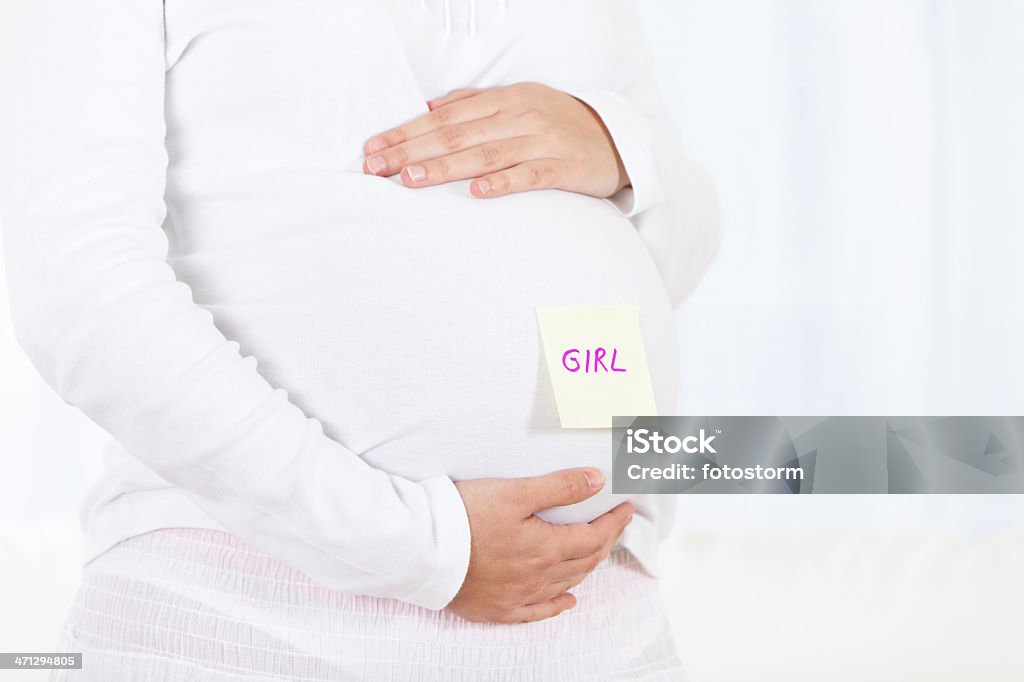 Mulher grávida com a barriga palavra garota em adesivo - Foto de stock de Abdômen Humano royalty-free