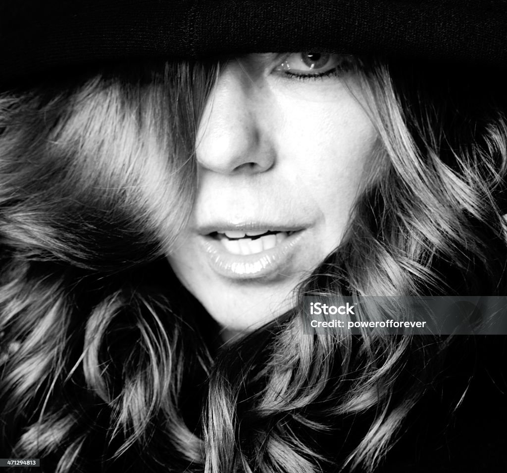 Retrato de mujer madura - Foto de stock de Blanco y negro libre de derechos