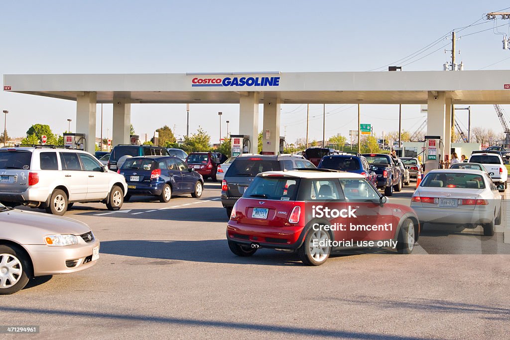 Plusieurs lignes de véhicules à la station d'essence de travail - Photo de Faire la queue libre de droits