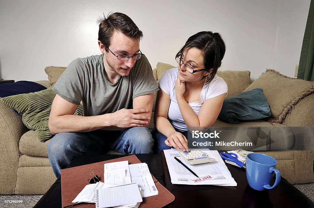 Jeune Couple de voir leur Budget - Photo de Facture libre de droits