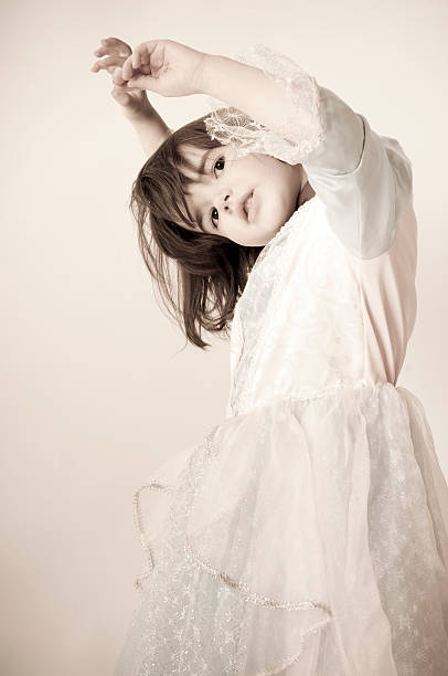 linda garotinha vestida como uma bailarina - little girls child ballet disguise - fotografias e filmes do acervo