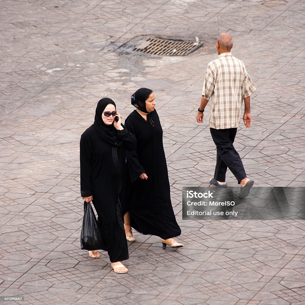 Arabe de deux femmes et un homme marche à Marrakech - Photo de Adulte libre de droits