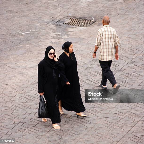 Photo libre de droit de Arabe De Deux Femmes Et Un Homme Marche À Marrakech banque d'images et plus d'images libres de droit de Adulte