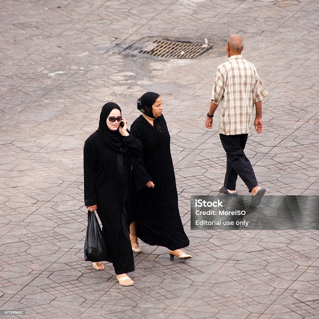 Dwa Arabskie kobiety i człowiek spacerem w Marrakesz - Zbiór zdjęć royalty-free (Afryka)