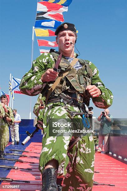 Foto de Fuzileiro Naval Russa Demonstre Lado A Lado Contra e mais fotos de stock de Adulto - Adulto, Autoridade, Baioneta