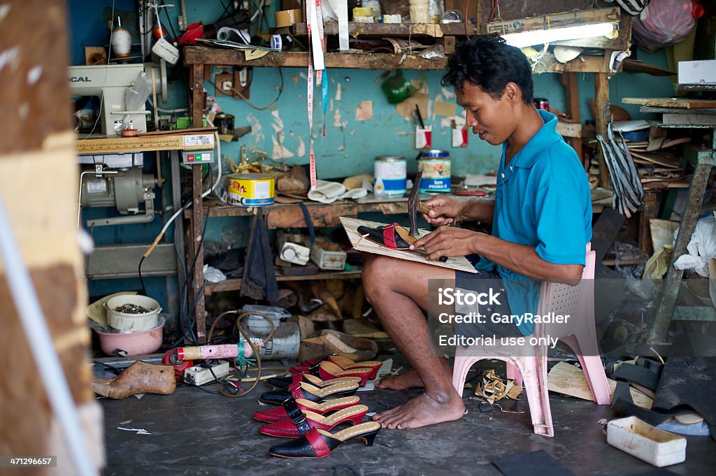 Balinesische-cobbler in Werkstatt der Schuh für Frauen. - Lizenzfrei Arbeiten Stock-Foto