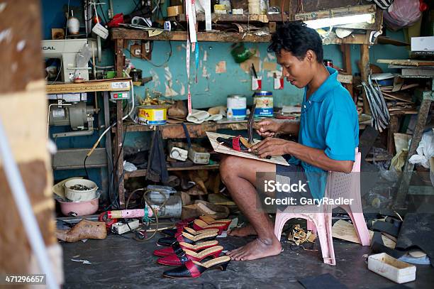 Zapatero Remendón Balinés En Taller De La Mujer Zapatos Foto de stock y más banco de imágenes de 30-39 años