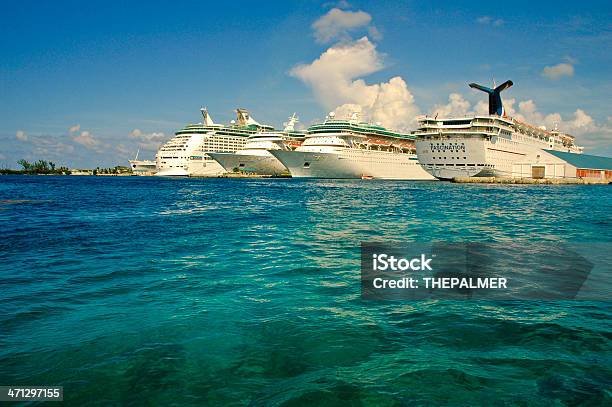Statki Zakotwiczone W Nassau Cruise Port - zdjęcia stockowe i więcej obrazów Bahamy - Bahamy, Fotografika, Horyzontalny