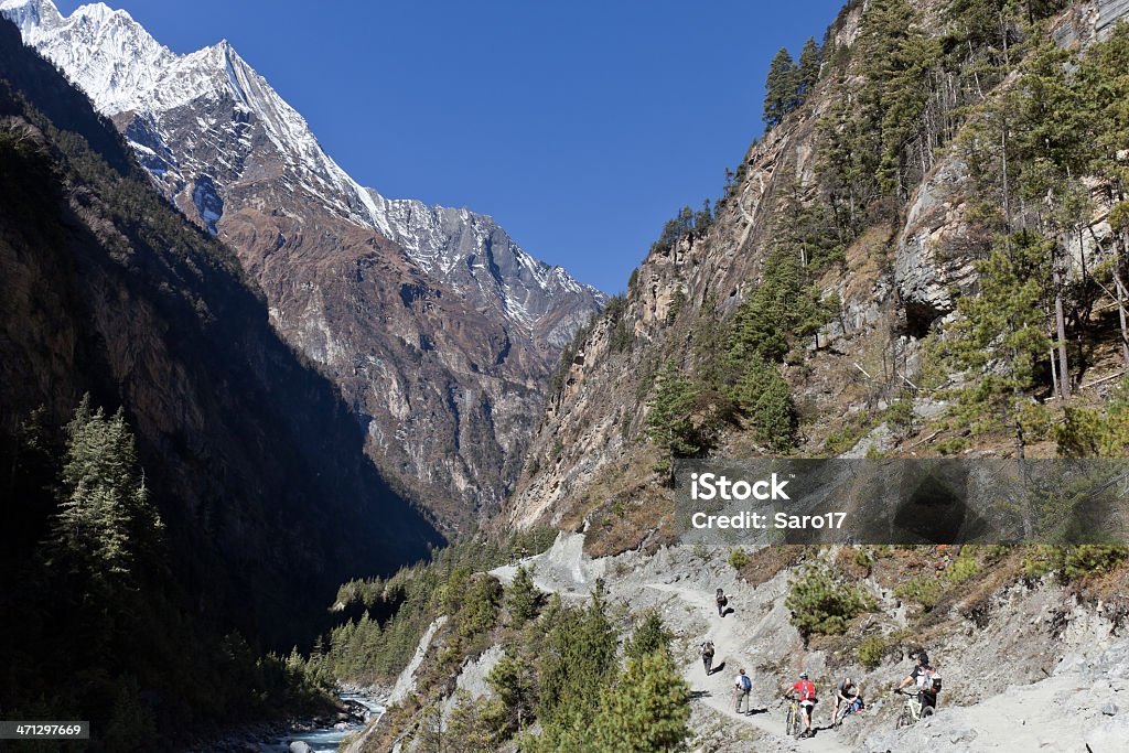 Excursión en bicicleta en el valle de & Marsyangdi, Nepal - Foto de stock de Accesorio de cabeza libre de derechos