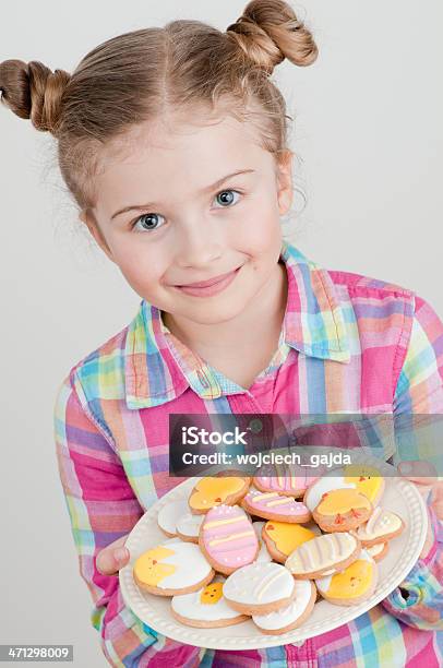 Feliz Páscoa - Fotografias de stock e mais imagens de Criança - Criança, Prato, Segurar