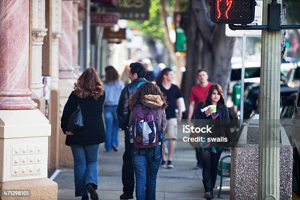 Peatones A Pasos Del Centro De La Ciudad Foto de stock y más banco de imágenes de Acera - Acera, Aire libre, Andar