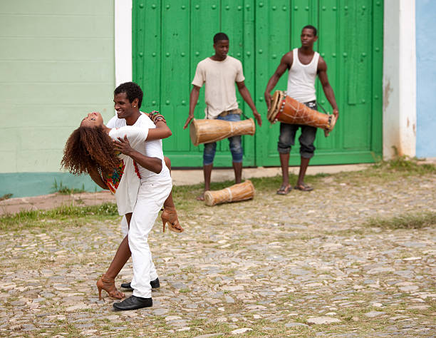 junge schwarze paar tanzen salsa - tomtom stock-fotos und bilder