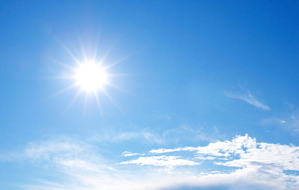 cielo azul y sol - sunbeam cloud panoramic sky fotografías e imágenes de stock