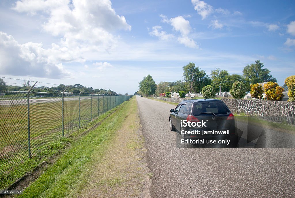 scenic highway mit schwarzem Kombi - Lizenzfrei Auto Stock-Foto