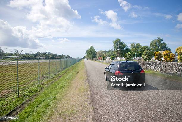 Scenic Highway Mit Schwarzem Kombi Stockfoto und mehr Bilder von Auto - Auto, Autoreise, Castries