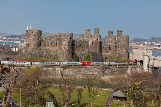 castelo de conwy e virgin trens voyager passageiro - conwy castle train travel people traveling - fotografias e filmes do acervo