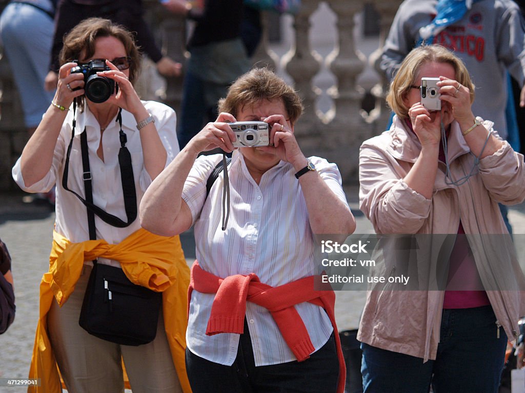 Ältere Frau nimmt Foto - Lizenzfrei Aktiver Lebensstil Stock-Foto