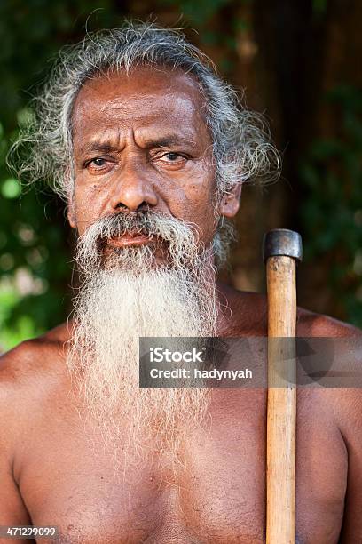 El Cabezal De Veddah Tribe Sri Lanka Foto de stock y más banco de imágenes de Hombres - Hombres, Sólo hombres, Actividad