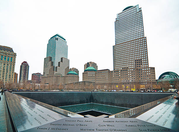 peringatan 9/11 di world trade center ground zero - 0 11 bulan foto potret stok, foto, & gambar bebas royalti
