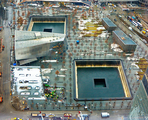 peringatan 9/11 di world trade center ground zero - 0 11 bulan foto potret stok, foto, & gambar bebas royalti