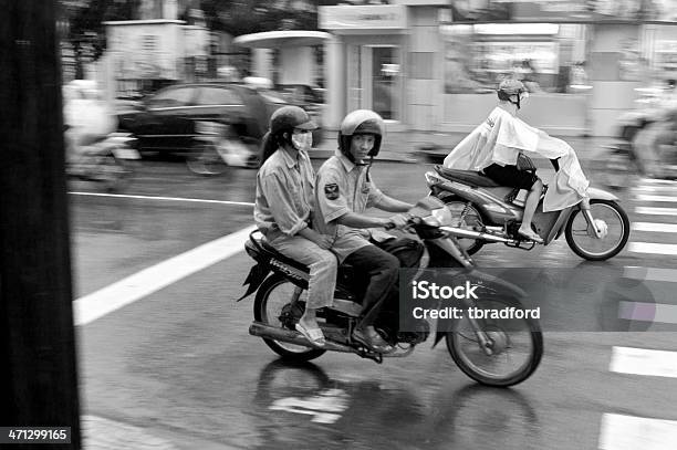 Foto de Motorcycling Por Meio De Uma Tempestade No Vietnã e mais fotos de stock de Asiático e indiano - Asiático e indiano, Chuva, Chuva Torrencial