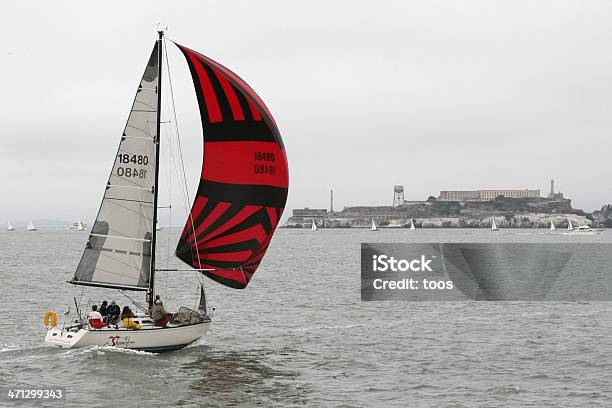 Veleiro Em San Francisco Bayilha De Alcatraz Fundo - Fotografias de stock e mais imagens de Ao Ar Livre