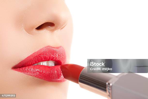 Lápiz Labial Rojo Foto de stock y más banco de imágenes de Adulto - Adulto, Adulto joven, Aplicar