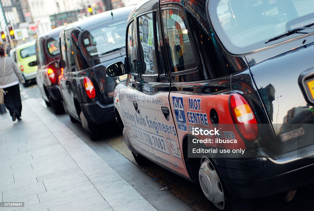Típico Táxi tradicional britânica de cabinas nas ruas de Liverpool - Royalty-free Capitais internacionais Foto de stock