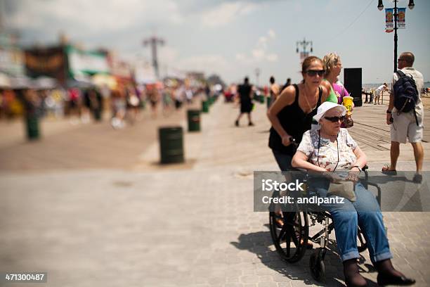 Starszy Kobieta Na Półwyspie Coney Island - zdjęcia stockowe i więcej obrazów 2009 - 2009, Aktywni seniorzy, Bulwar