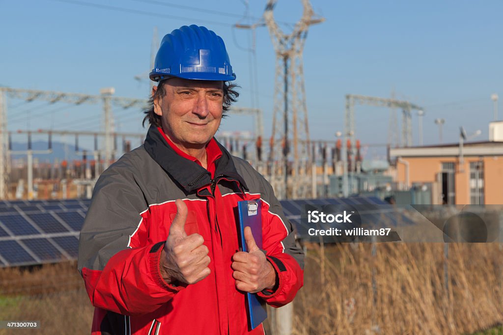 Ingeniero en el trabajo en la estación de energía Solar - Foto de stock de 50-54 años libre de derechos