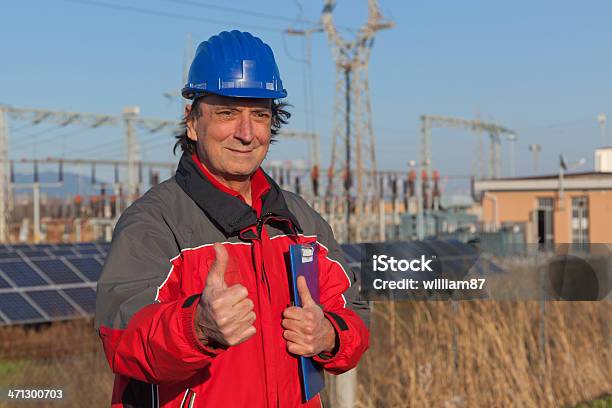 Ingeniero En El Trabajo En La Estación De Energía Solar Foto de stock y más banco de imágenes de 50-54 años