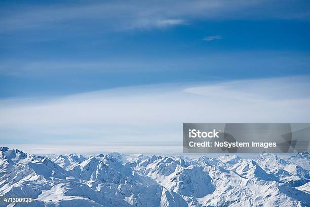 Vista Panorámica De La Ciudad De St Anton A Arlberg Área De Esquí Foto de stock y más banco de imágenes de Alpes Europeos