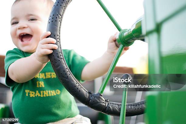 Photo libre de droit de Agriculteur En Formation Enfants Sur Un Tracteur Vintage Vert banque d'images et plus d'images libres de droit de Enfant