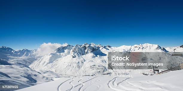Vista Panorâmica De Esqui De St Anton Am Arlberg Área - Fotografias de stock e mais imagens de Alpes Europeus
