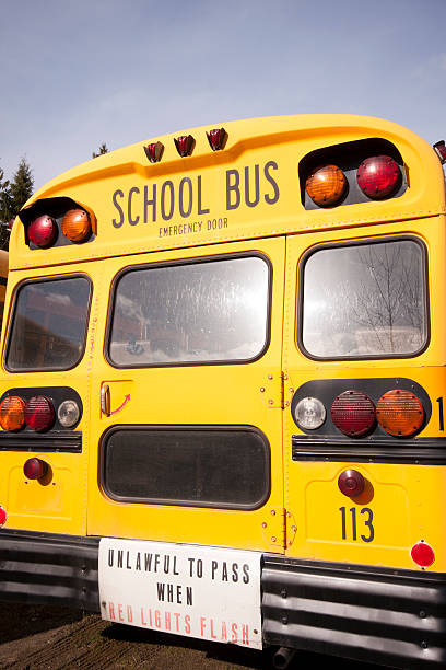 bus scolaire arrière - bussing photos et images de collection