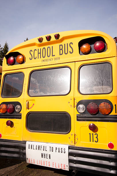 autocarro escolar retaguarda - bussing imagens e fotografias de stock
