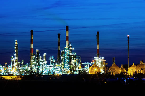 istock Night View on Oil refinery unit in the countryside 471301808